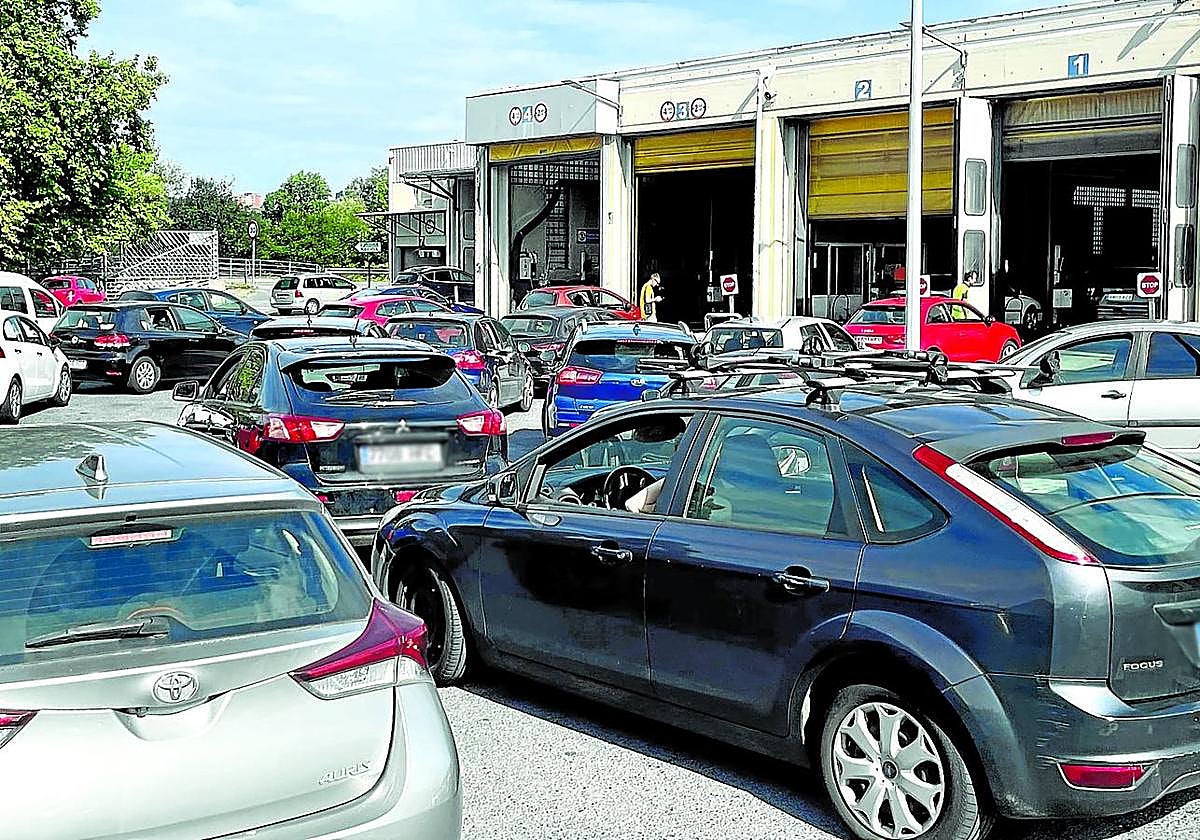 Vehículos aguardan en fila para pasar la revisión este mes de agosto en la ITV de Trapagaran.