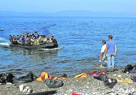 Refugiados arriban a la isla griega de Lesbos.