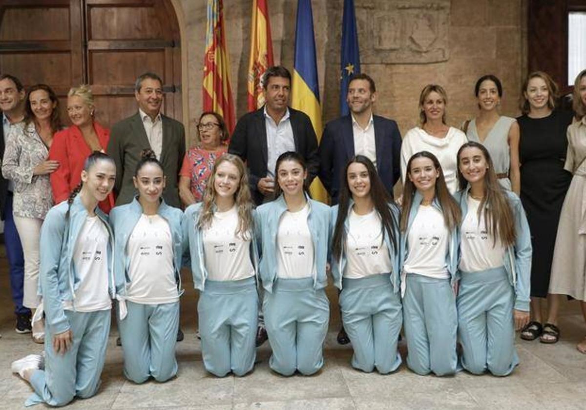 La polémica foto de Mazón con unas gimnastas arrodilladas