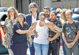 Familiares de la víctima durante la concentración que tuvo lugar ayer en repulsa por el crimen en Béjar.