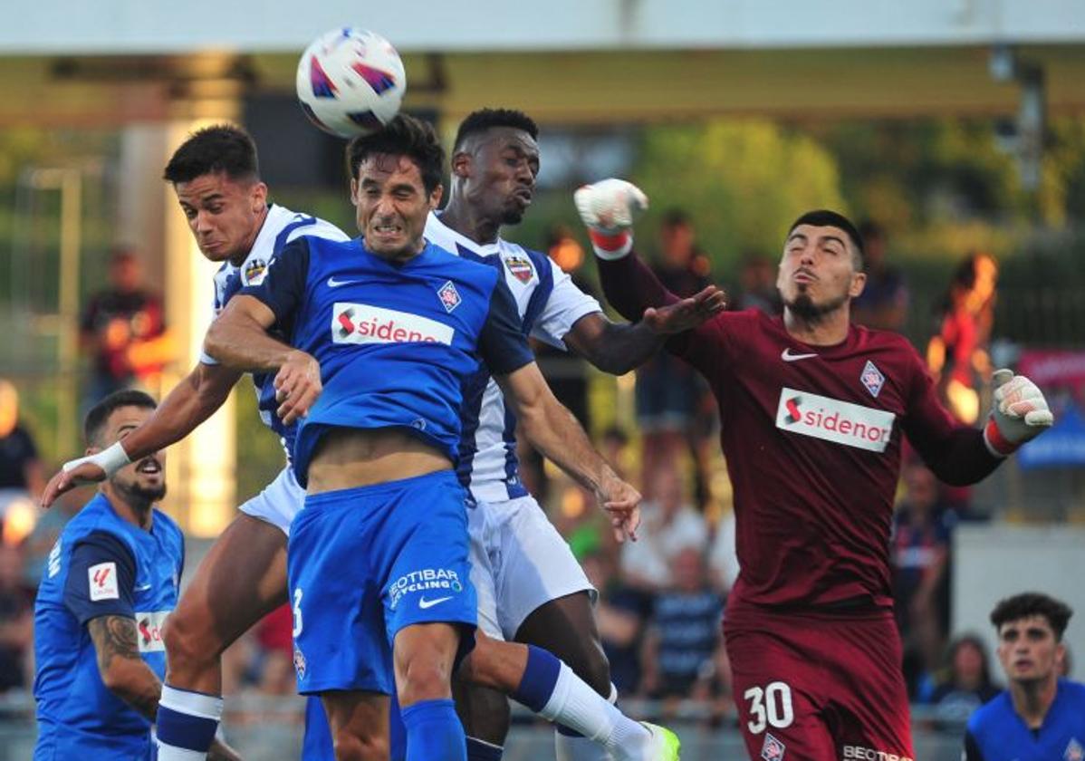 Pablo Campos, en su debut contra el Levante en Lezama.