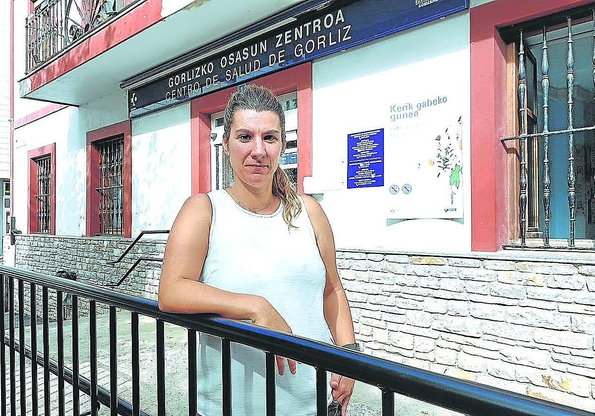 Olatz Martín posa ante el centro de salud de Gorliz, municipio en el que reside.