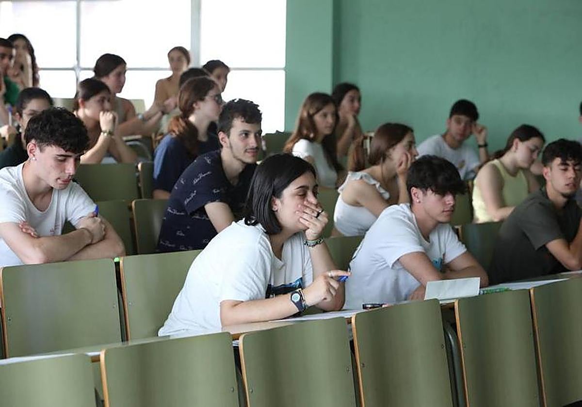 Estudiantes vizcaínos antes de celebrarse uno de los exámentes.