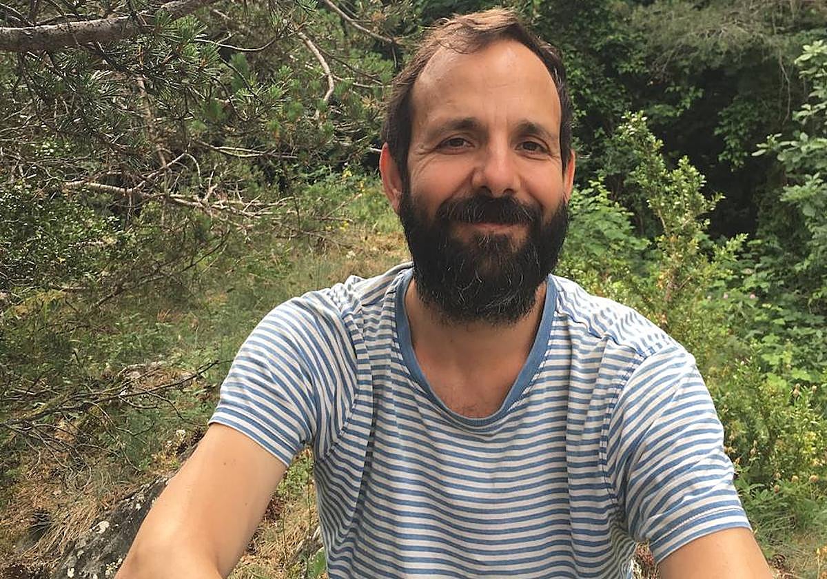 El creador del personaje Superpatata, Artur Laperla, que participa en un encuentro en la librería Astrolibros 2 de Vitoria.