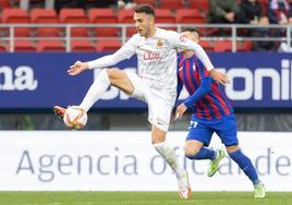 Gayá, durante el duelo copero que disputó ante el Eibar.