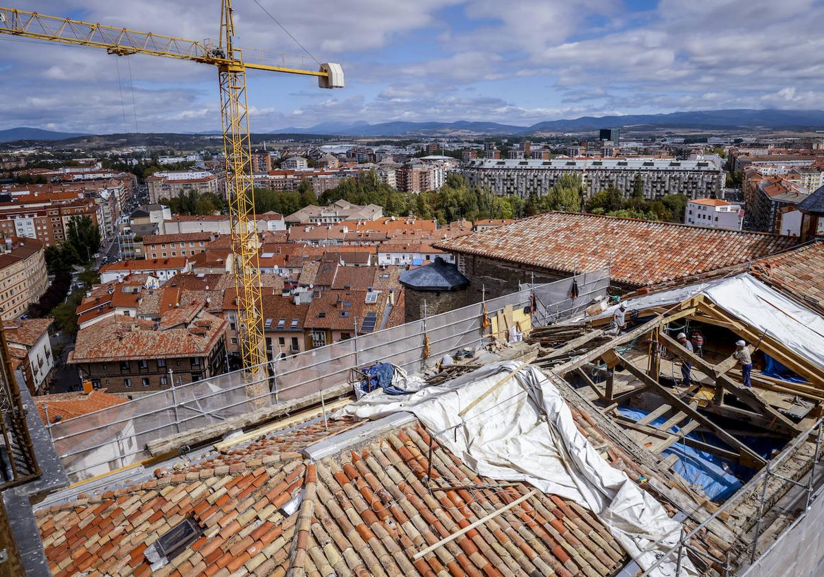 Obras de renovación de las cubiertas de la nave central, a las que se ha incorporado una grúa.