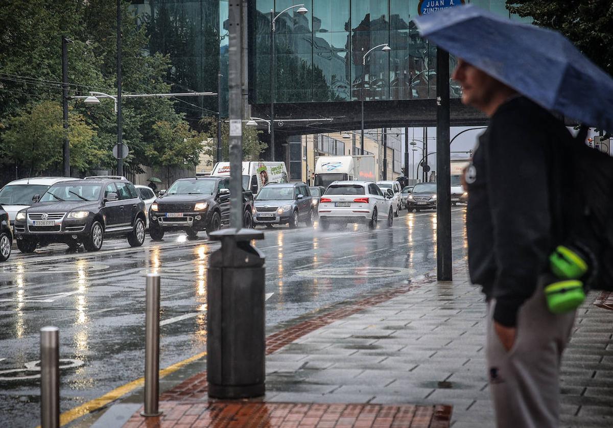 Los paraguas vuelven hoy a convertir en un imprescindible en Bizkaia.