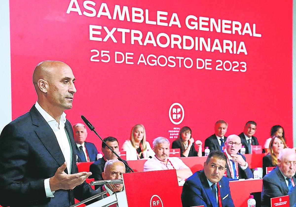 Rubiales, en la asamblea en la que rechazó dimitir de su cargo.