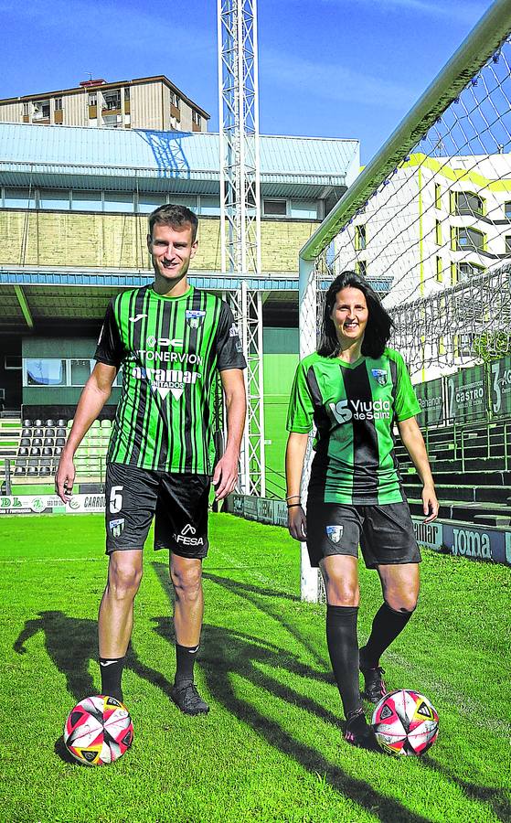 Imagen - En paralelo. Gaizka Martínez y Ariane Vidal, junto a una de las porterías de Las Llanas.