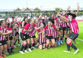 Las jugadoras rojiblancas celebran el título consegfuido en Lezama ante su afición.