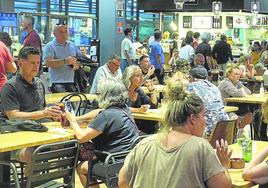 El mercado de La Ribera y la zona de Marzana han tenido una elevada afluencia de clientes durante todo agosto gracias a los turistas.