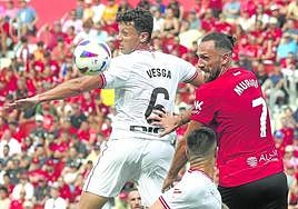 Vesga disputa una pelota con el delantero Muriqi.