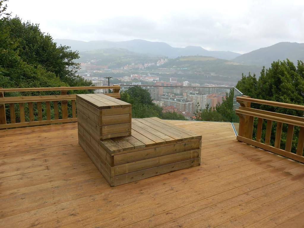 Abre la pasarela de madera que conecta el mirador de Artxanda con Enekuri