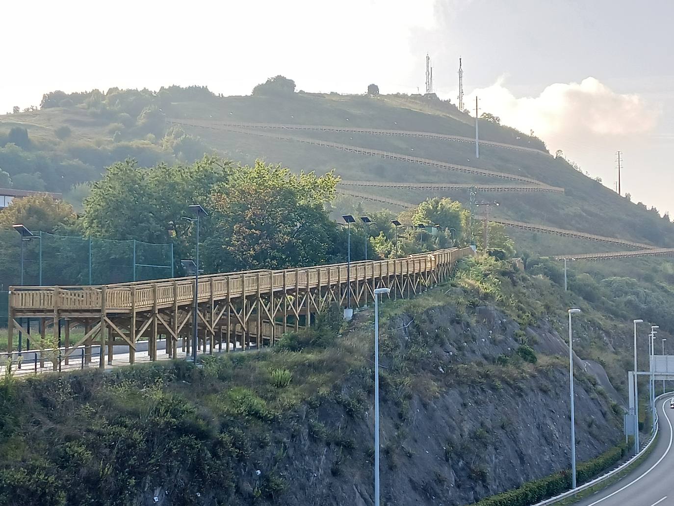 Abre la pasarela de madera que conecta el mirador de Artxanda con Enekuri