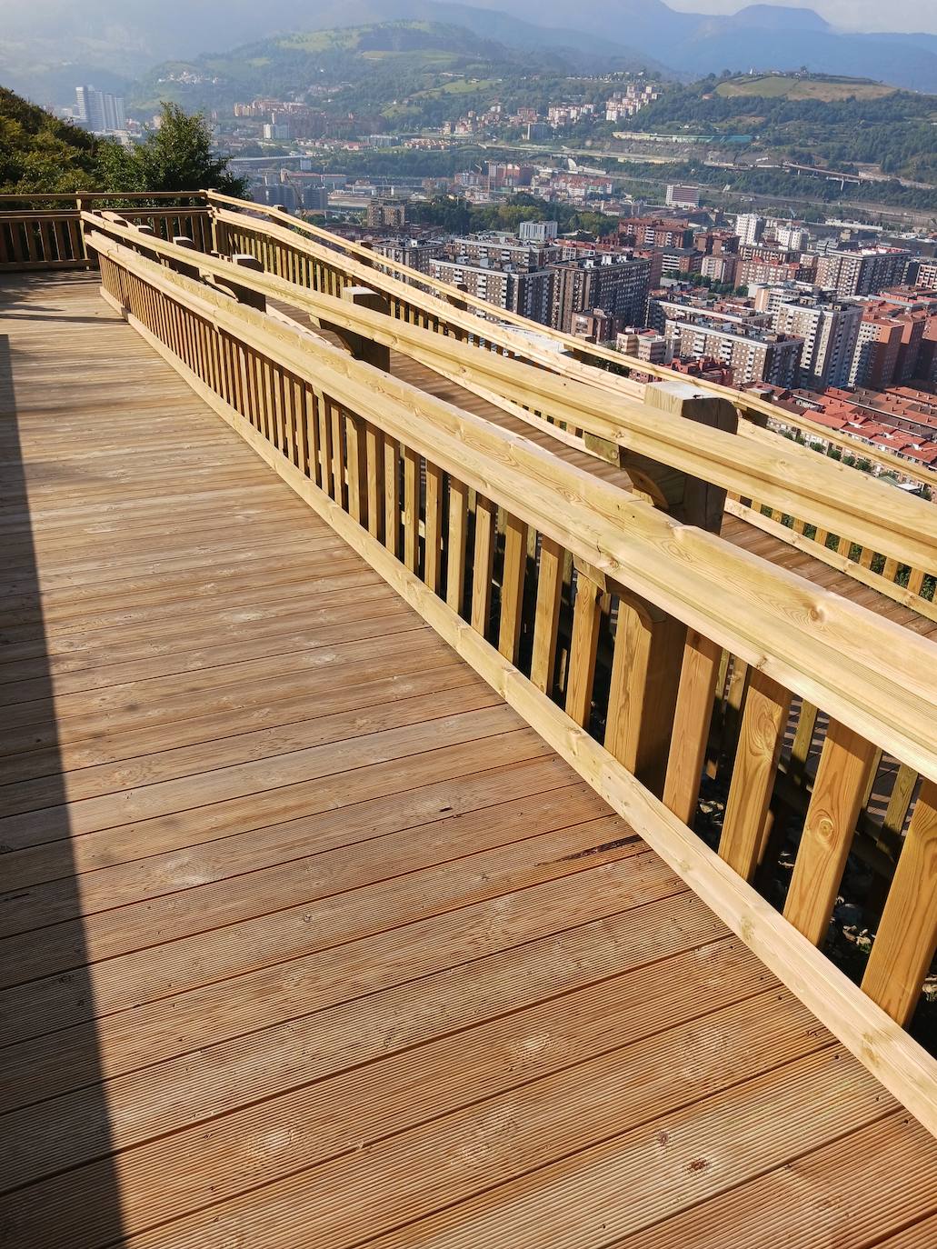 Abre la pasarela de madera que conecta el mirador de Artxanda con Enekuri