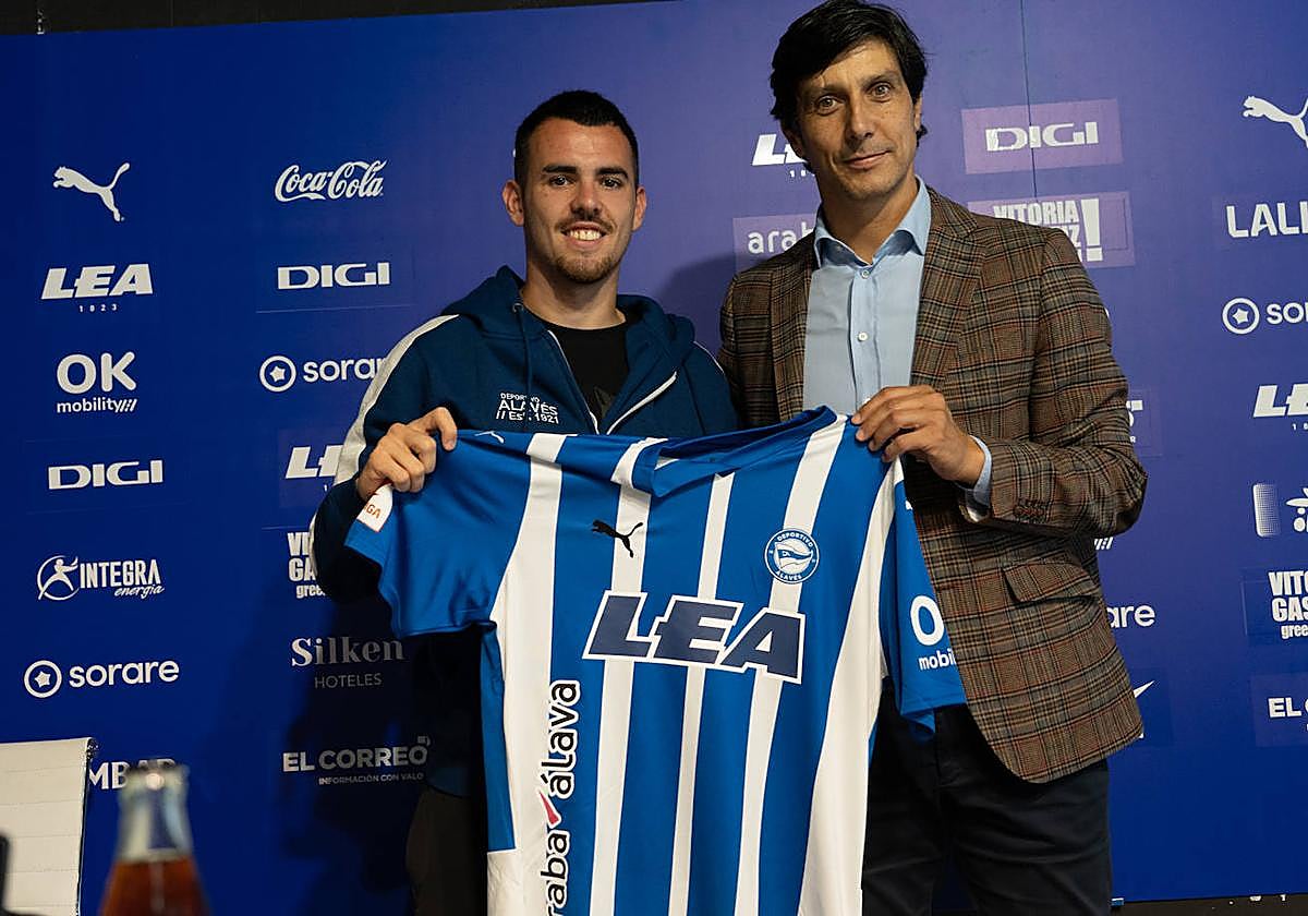 Sola y Sergio Fernández, en la presentaciçon del jugador.