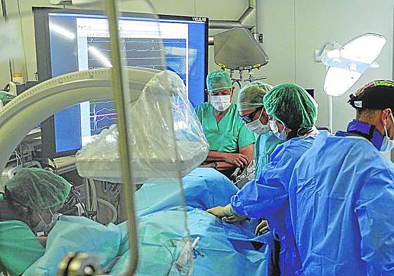 Una intervención cardiaca en uno de los quirófanos del hospital de Basurto.