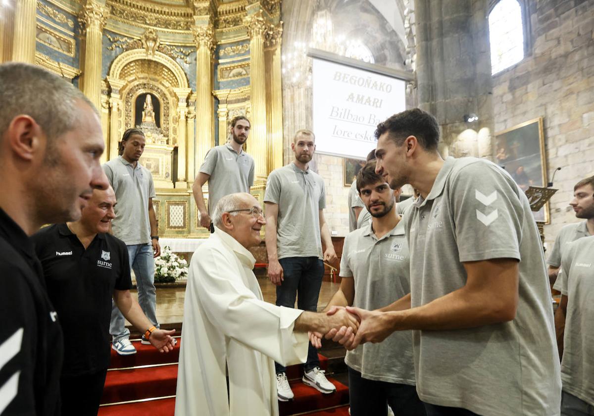 El Bilbao Basket pide «salud» y «éxitos» a la Amatxu de Begoña