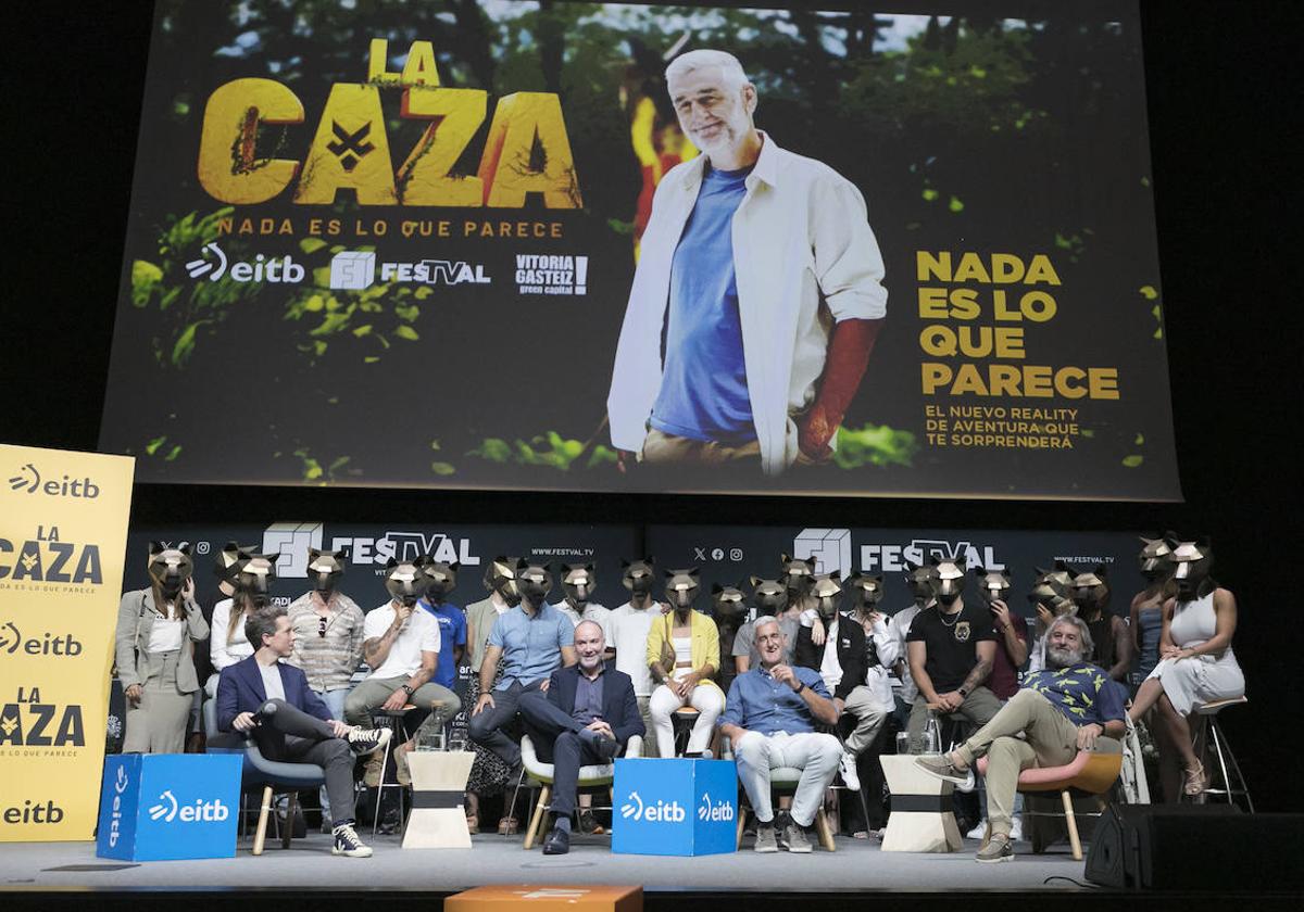 Los concursantes de 'La Caza' con el presentador Juanma Iturriaga, Unai Iparragirre, Sergio Lizarraga y José Gordejuela.