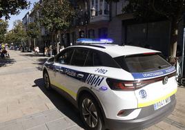 Le pillan traficando con cocaína en Vitoria y en su huida arremete contra un policía