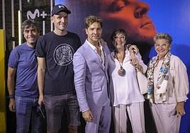 Los dos suscriptores y sus acompañantes junto a David Bisbal.