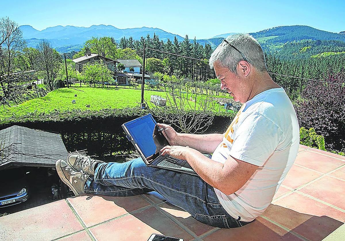 Un trabajador conectado con un equipo informático desde su casa.