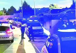 Coches de la policia municipal de Bilbao hacen cola para llevar a los detenidos en las fiestas de bilbao a la comisaria de Miribilla.