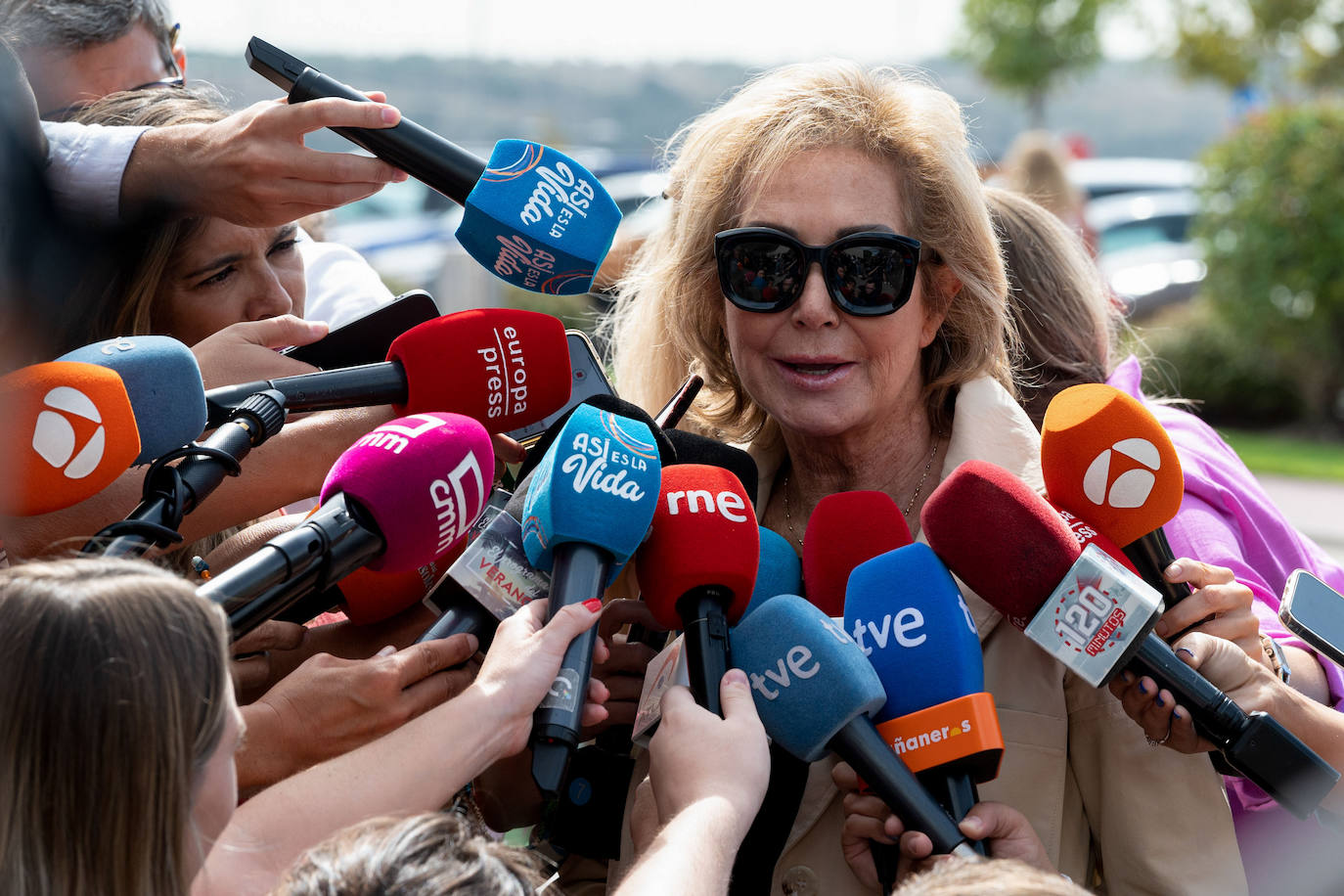 La periodista Ana Rosa Quintana, a su llegada al tanatorio de La Paz de Tres Cantos