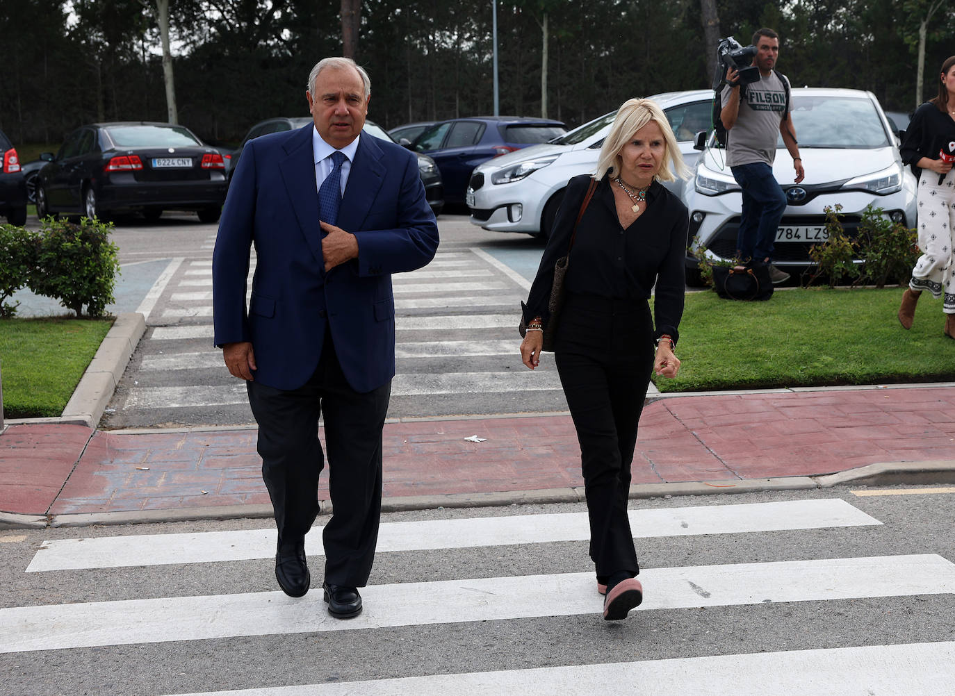 Fernando y Eugenia Martínez de Irujo a su llegada al tanatorio La Paz