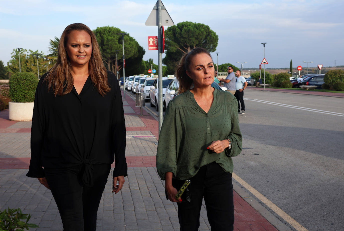 Shaila Dúrcal y Carmen Morales a su llegada al tanatorio La Paz