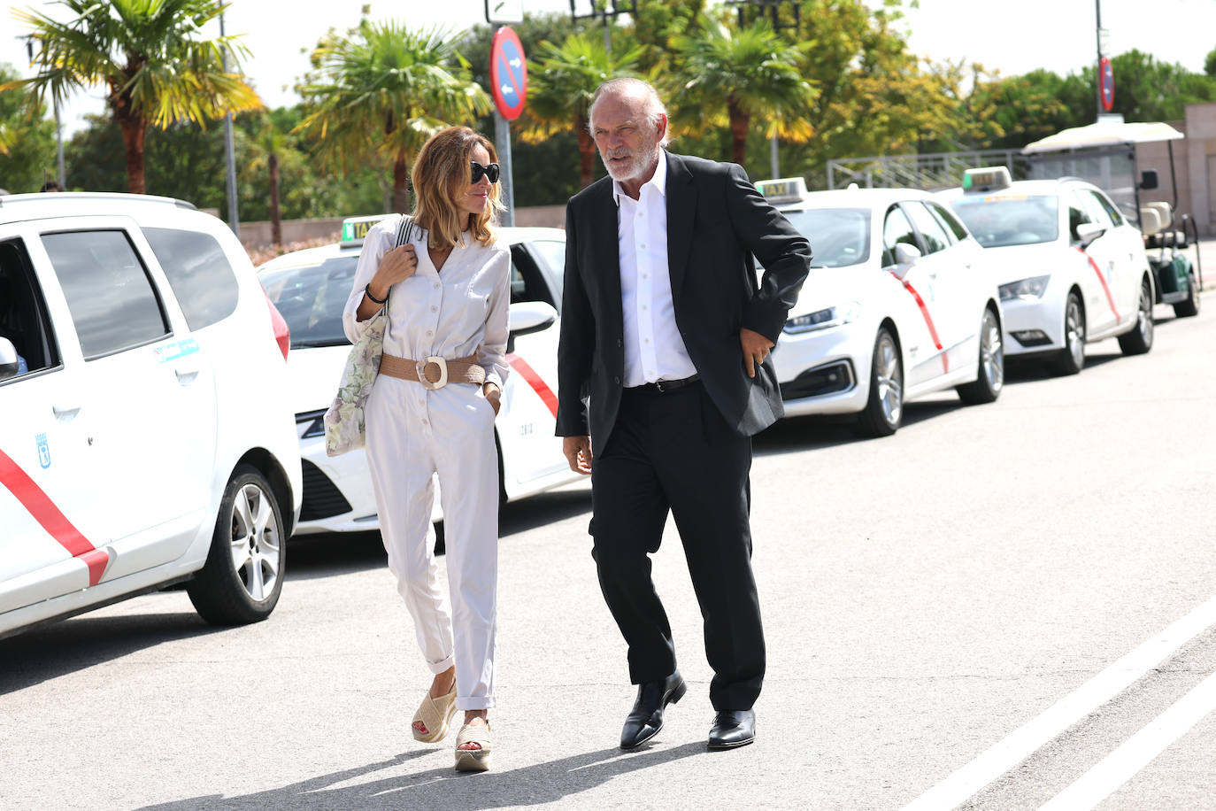 Esther Barriga y Pedro Piqueras a su llegada al tanatorio La Paz