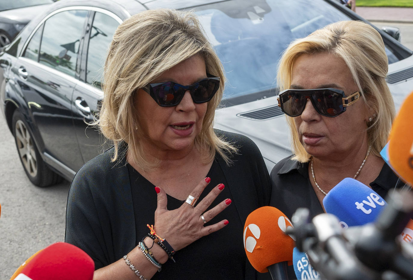 Terelu Campos (i) y su hermana Carmen Borrego, atienden a los medios a su llegada al tanatorio de La Paz de Tres Cantos