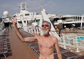 El alemán Brunner, uno de los contados pasajeros que optaron por no desembarcar durante la escala.