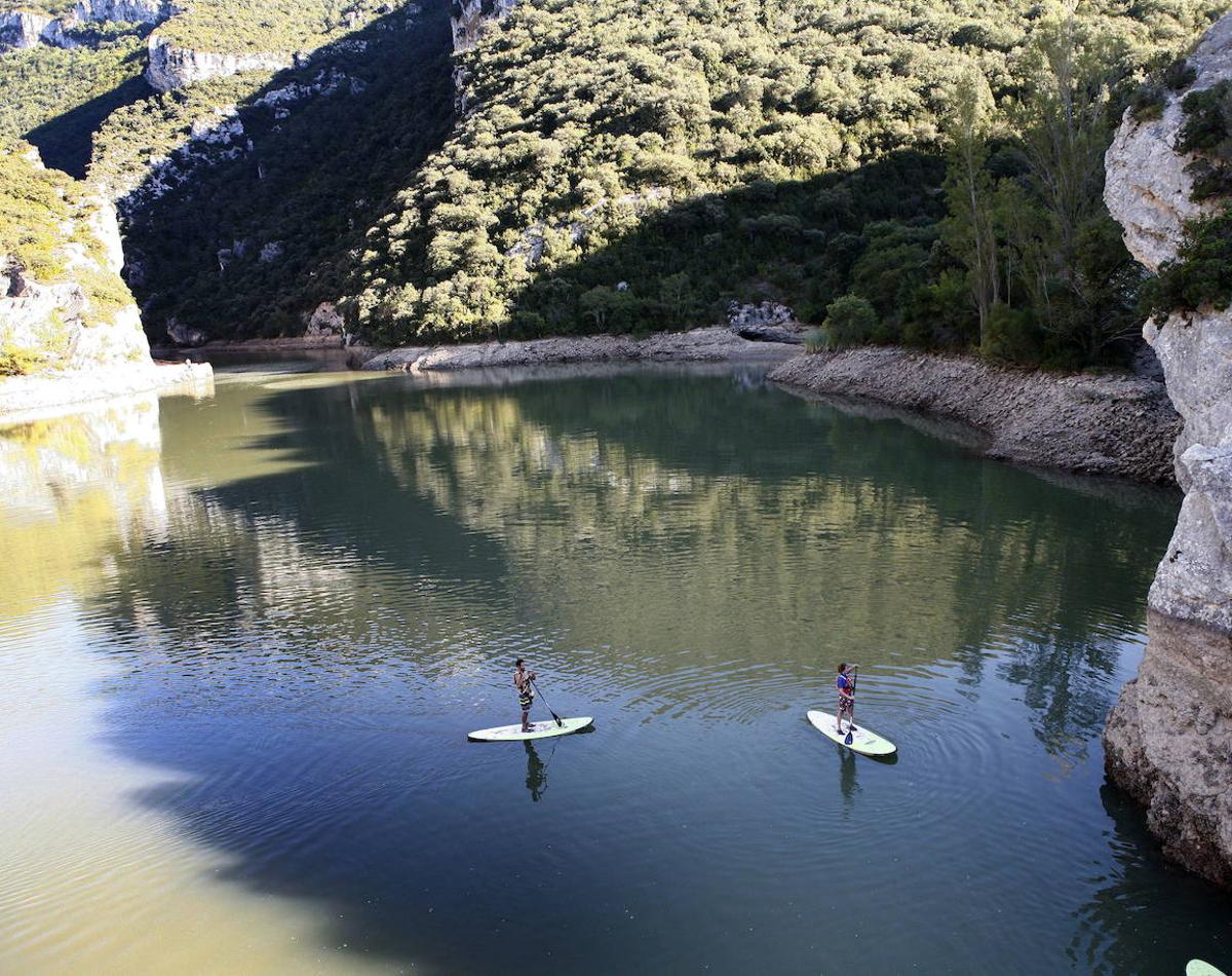 Paddle surf entre vegetación y paredes de piedra en Sobrón.