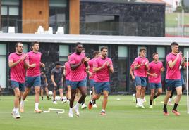 Sesión de entrenamiento de los rojiblancos en las instalaciones de Lezama.