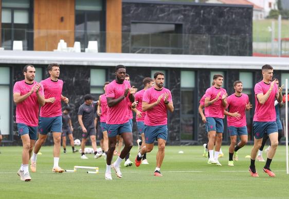 Sesión de entrenamiento de los rojiblancos en las instalaciones de Lezama.