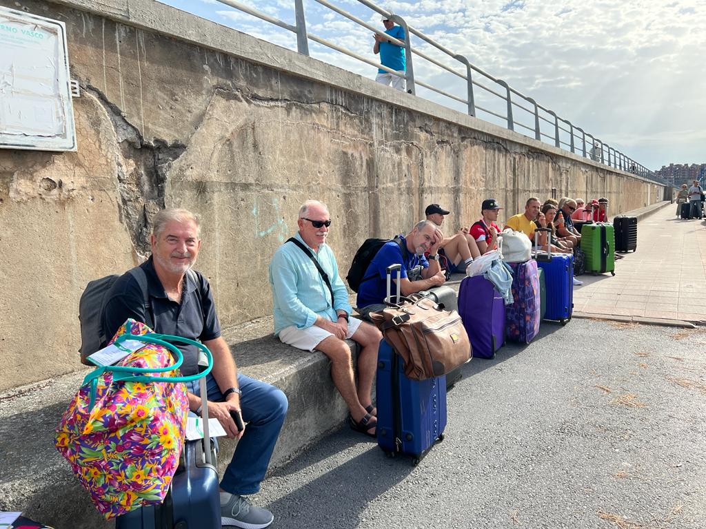 Los cruceristas esperando en las afueras del terminal marítimo