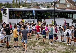 Cientos de escolares se quedan sin autobús en el estreno del curso en Álava