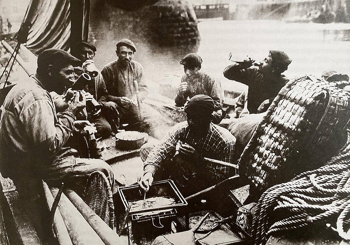 Pescadores comiendo en el barco (puerto de Donostia, ca. 1890). Revista 'Vida Vasca' nº 9, enero 1932.