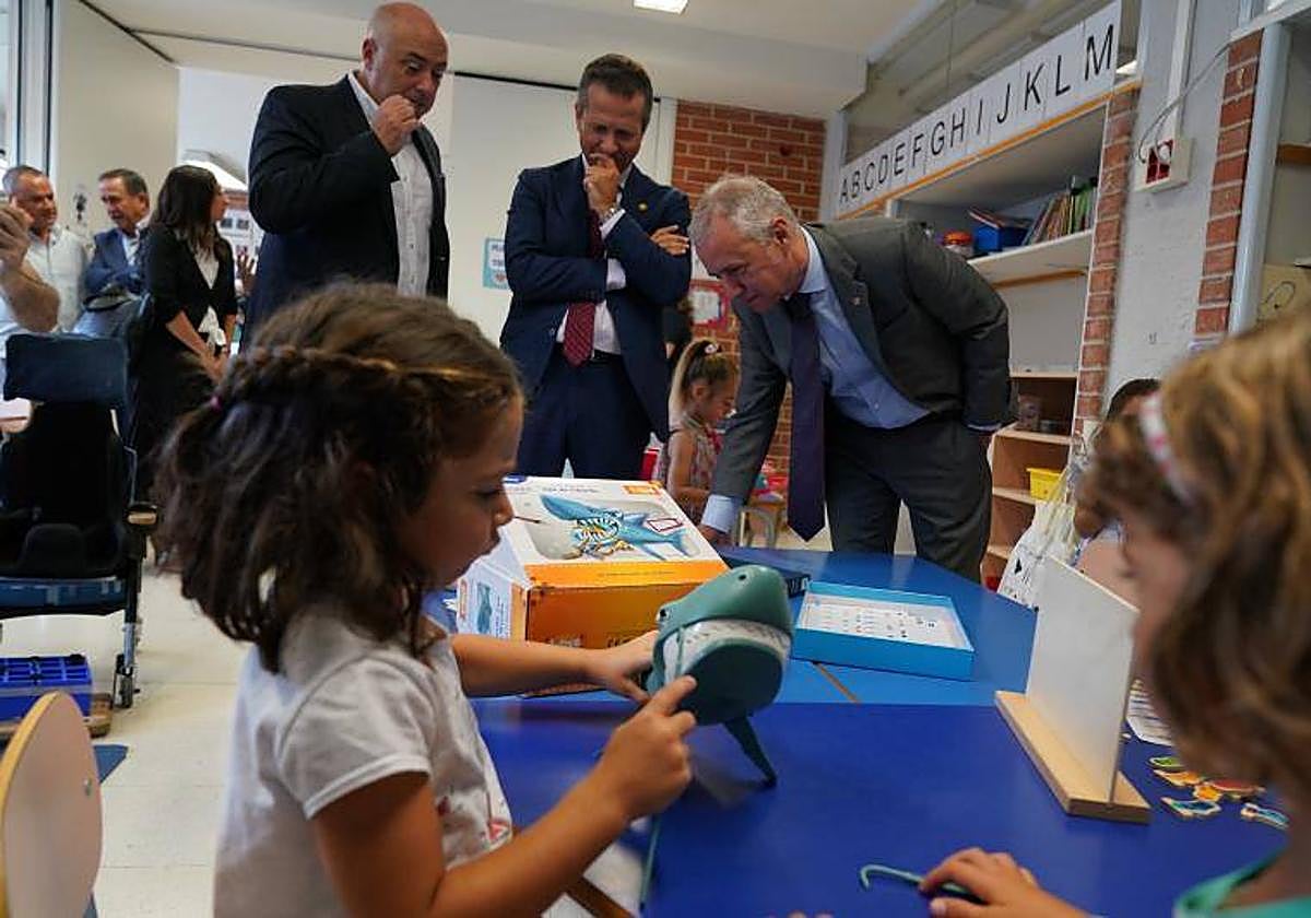 El consejero de Educación, Jokin Bildarratz, junto al lehendakari, Iñigo Urkullu, y el alcalde de Leioa, Iván Rodríguez, en una visita este jueves al centro Txomin Aresti de Leioa.