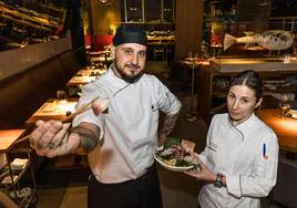 Pedro González, encargado de platos fríos en 99 Sushi Bar de Bilbao, y Paula Villanueva, chef ejecutiva de la cadena.