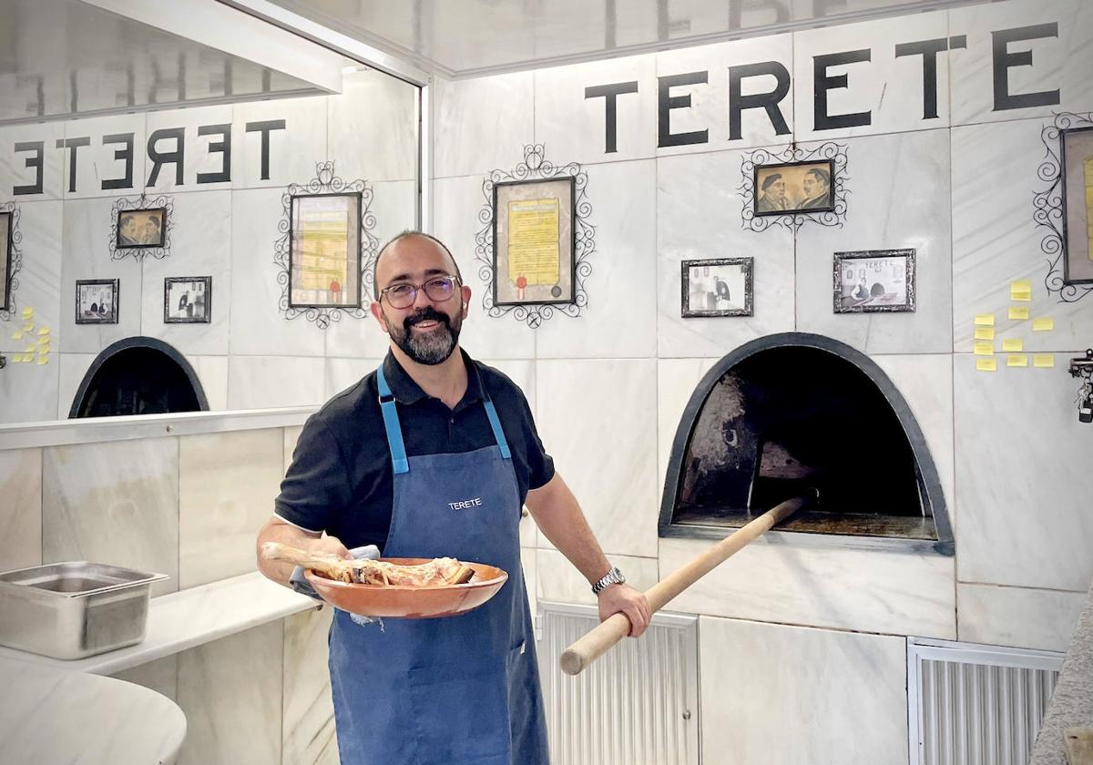 Alberto Gutiérrez gobierna un horno por el que han pasado rebaños enteros en siglo y medio de historia.