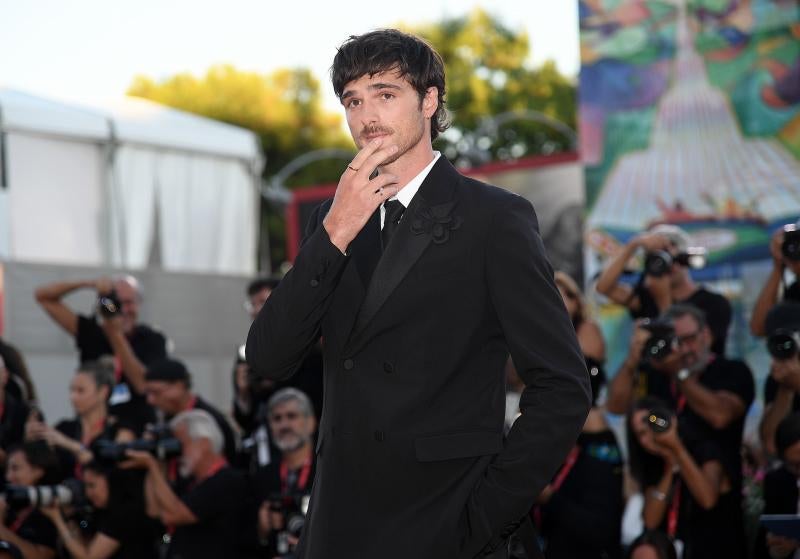 Jacob Elordi, con su traje y su broche mariposa.