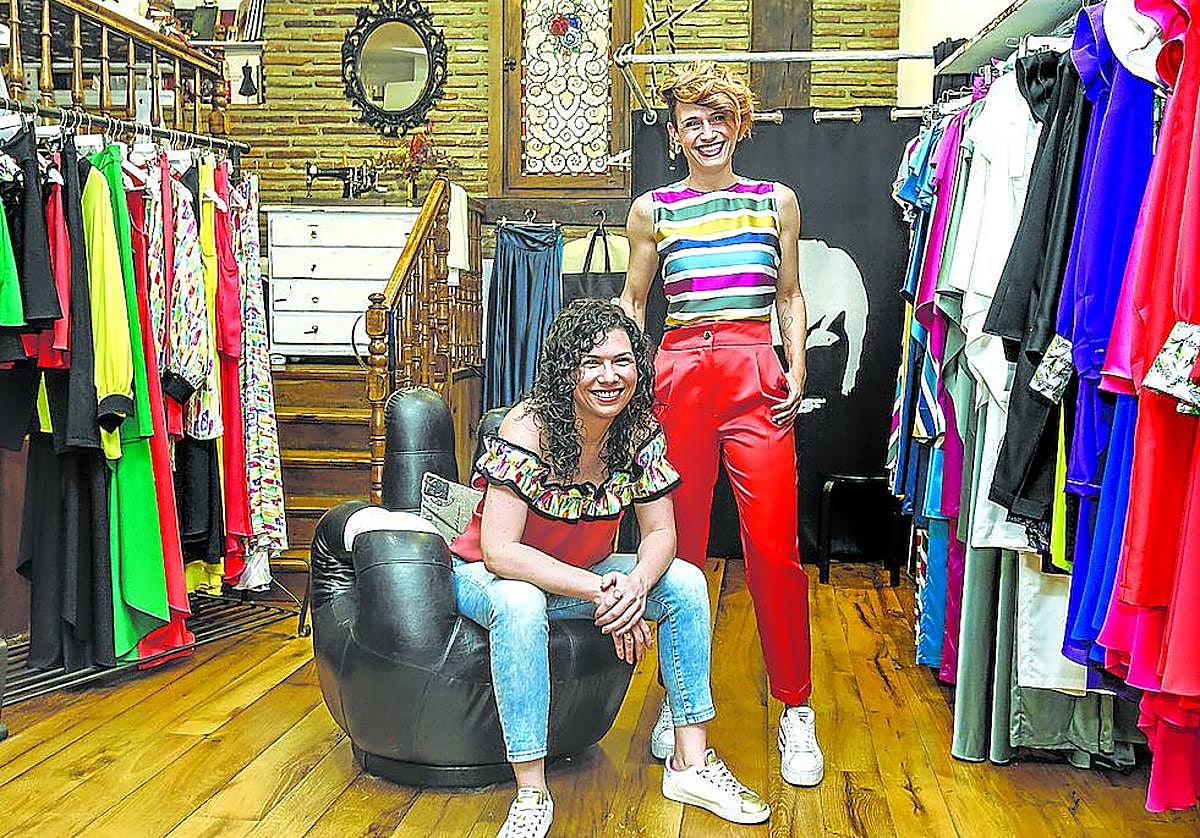 Sueño cumplido. Crear la línea de ropa Mihdu ha sido siempre el objetivo de Naroa Madinabeitia (de pie), que tuvo en Jessica Menéndez el apoyo «para dar el salto».