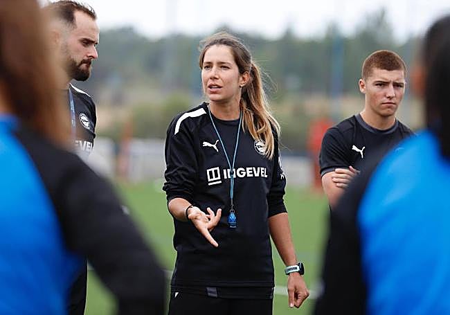 Andrea Esteban, de 27 años, toma las riendas del banquillo.