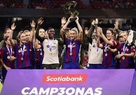 Las jugadoras del Barcelona, con Alexia a la cabeza, celebran el trofeo conseguido en su gira de pretemporada por México.