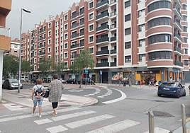 Dos mujeres pasan por uno de los pasos de peatones de Durango