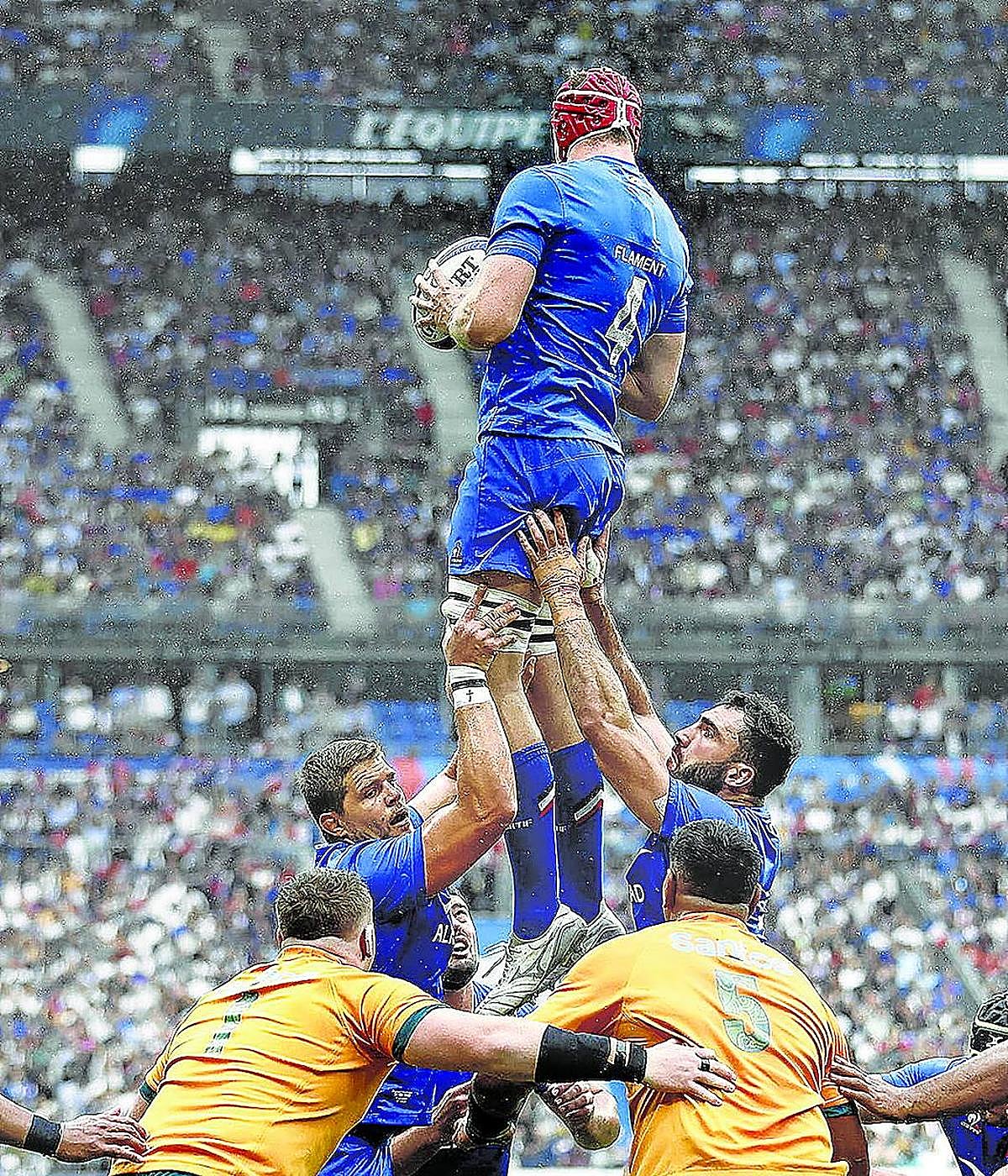 La anfitriona Francia, en un encuentro ante Australia en el estadio Saint-Denis el pasado julio.