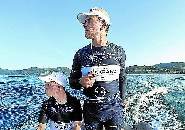 El técnico de Urdaibai, Iker Zabala, en compañía del segundo patrón, Aitor Gondra, en el entrenamiento del miércoles en Bermeo.