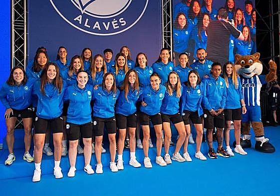Foto de familia de la nueva plantilla de las Gloriosas en su presentación en la Plaza de los Fueros
